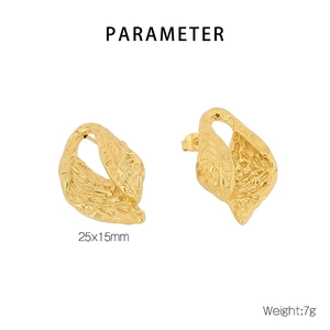 Détail de boucles d'oreilles dorées, taille 25x15mm et poids 7g sur fond blanc