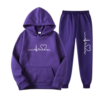 Tuta sportiva viola due pezzi con stampa a cuore, felpa con cappuccio e pantaloni abbinati