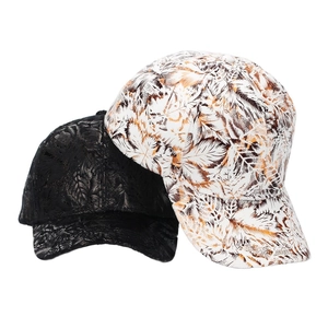Cappellini da baseball da donna con ricamo di foglie in nero e bianco