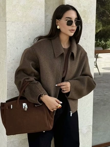 Giacca di lana marrone scuro da donna con cerniera e silhouette minimalista elegante
