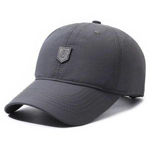 Dunkelgraue, schnelltrocknende Baseballkappe mit Schild-Logo und Stickerei am Schirm