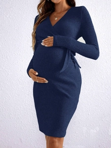Robe de maternité en maille bleu marine à col en V, coupe ajustée et texture côtelée