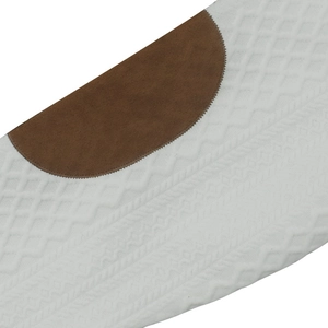 Gros plan sur tricot blanc à losanges avec un empiècement coude ovale en daim marron