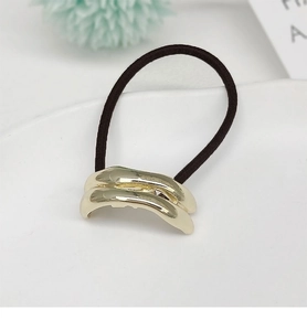 Detailed view of U-shaped gold wave metal hair tie with black high-elastic rubber band