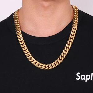 Détail d'un collier chaîne cubaine robuste plaqué or avec une finition polie et brillante