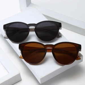 Classic retro round frame polarized sunglasses in black and brown high-quality plastic