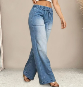 Detail van een jeans met hoge taille, wijde pijpen, trekkoord in de taille en zijzakken