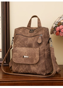 Detailansicht des braunen Rucksacks mit hochwertigen Reißverschlüssen und matter Textur