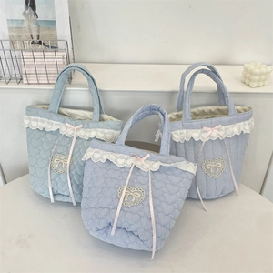Set di tre borse trapuntate azzurre con bordo in pizzo e fiocchi decorativi rosa