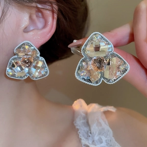 Detailaufnahme der diamantbesetzten Blumenohrstecker mit glänzenden Kristallblüten