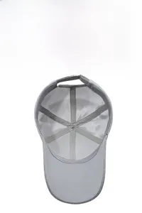 Détail de la doublure en mesh respirant et des coutures renforcées d'une casquette grise