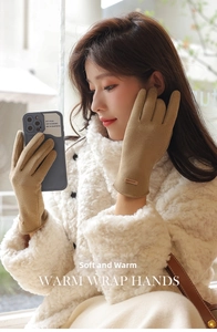 Detail of warm khaki winter gloves featuring soft lining and touchscreen thumb function