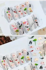 Details von chinesischen Nagelaufklebern mit Lotus, Goldfisch und eleganter Kalligraphie