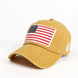 Dettaglio del berretto da baseball in cotone lavato con bandiera americana ricamata e patch