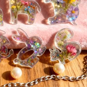 Pendentifs animaux en résine faits main avec fleurs séchées et feuilles d'or pour DIY