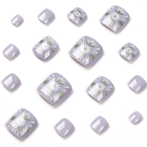 Unghie finte per piedi color lavanda con decorazioni a margherita bianca e foglie verdi