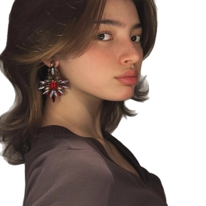 Boucles d'oreilles vintage avec pierres rouges carrées et cristaux portées par un mannequin