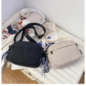 Détails des sacs à bandoulière en nylon macaron avec sangles réglables et breloques ours