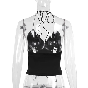 Détail d'un haut court dos nu noir montrant la coupe ajustée sur un mannequin