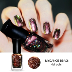 Makroaufnahme von dunkelrotbraunem Chamäleon-Nagellack mit bunten Glitzerpartikeln