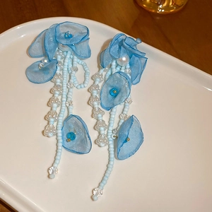 Détails de boucles d'oreilles pétales de fleurs bleues avec perles et pendentifs
