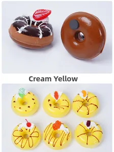 Detail van een crèmegeel PU donut koelkastmagneet met aardbeien- en chocolade-top