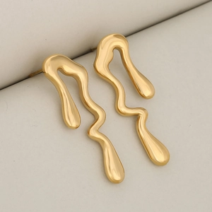 Boucles d'oreilles abstraites en métal doré poli au design minimaliste et irrégulier
