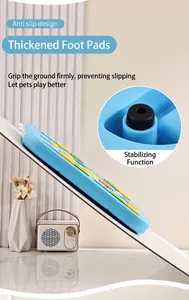 Vista dettagliata dei cuscinetti antiscivolo spessi sulla base blu del gioco per cani