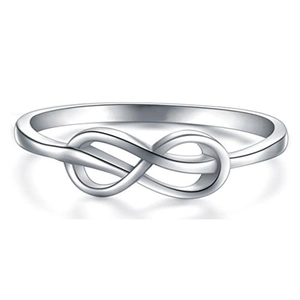 Detailopname van een gepolijste zilveren infinity ring met een spiegelafwerking