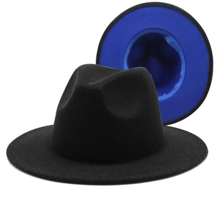 Détail d'un chapeau fedora bicolore avec extérieur noir et bord intérieur bleu vif