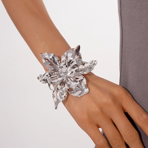 Dettaglio macro del bracciale aperto in argento con petali metallici testurizzati