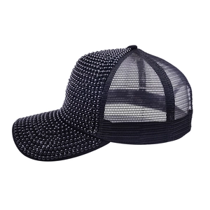 Détail des perles noires cousues main et du filet respirant sur cette casquette trucker