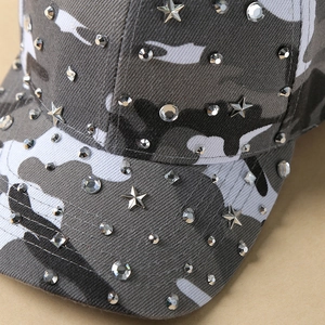 Camouflage Baseballkappe mit Strasssteinen und silbernen Sternen für den modischen Look