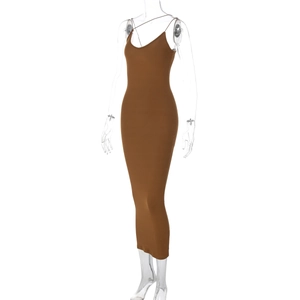 Gros plan d'une robe longue moulante en tricot marron avec décolleté en V profond