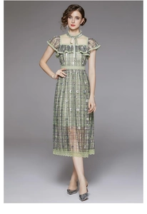 Dettaglio dell'abito a quadri verde chiaro con elegante tulle e ricami in pizzo