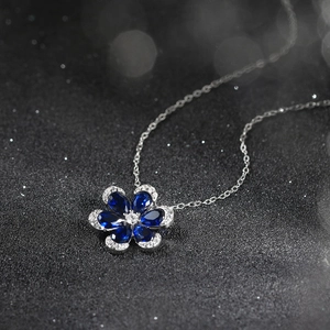 Elegante collana in argento S925 con petali di fiori in zircone blu su uno sfondo stellato