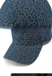 Vue détaillée d'une casquette en jean avec motif de cœurs en jacquard et visière rigide
