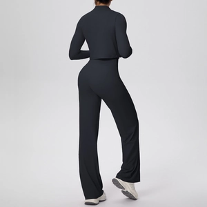 Vue arrière d'un ensemble de yoga noir avec pantalon large taille haute et haut court ajusté