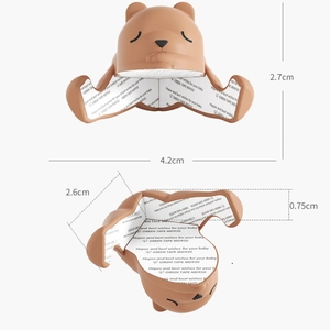 Protezione angolare in silicone a forma di orso marrone con misure e adesivo