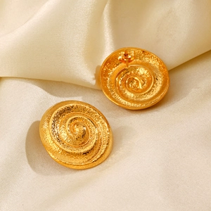 Boucles d'oreilles dorées en acier inoxydable avec motif spirale sur tissu en soie