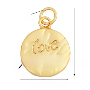 Detailansicht goldener runder Anhänger mit Love-Gravur und Maßen von 20x14mm