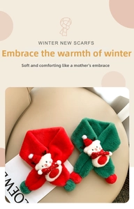 Détail de l'écharpe de Noël enfant avec ours en peluche 3D et pompons doux