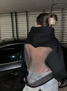 Detail eines schwarzen Hoodies mit auffälligem Netz aus bunten Strasssteinen am Rücken