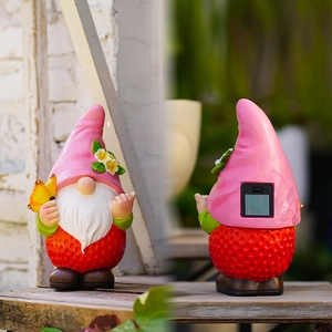 Solarbetriebene Gartenfigur Zwerg mit Erdbeerkörper und rosa Blumenhut für den Garten