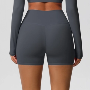 Détail du short de yoga à taille haute avec couture arrière en V et effet galbant
