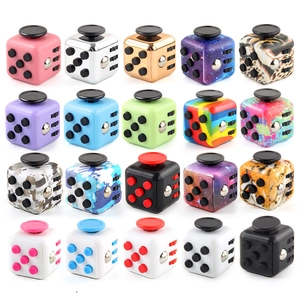 Griglia di Fidget Cubes in vari colori tra cui galassia, mimetico e finiture a tinta unita