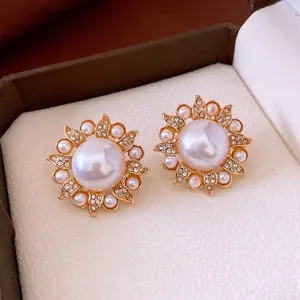 Boucles d'oreilles vintage tournesol avec perles et diamants sur écrin blanc