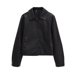 Veste courte classique en similicuir noir avec col à revers et fermeture éclair sur blanc