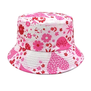 Détail d'un chapeau bob rose à motifs floraux avec coutures de bord renforcées