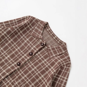 Plaid knitted jacket featuring a classic lapel and dark resin buttons in brown